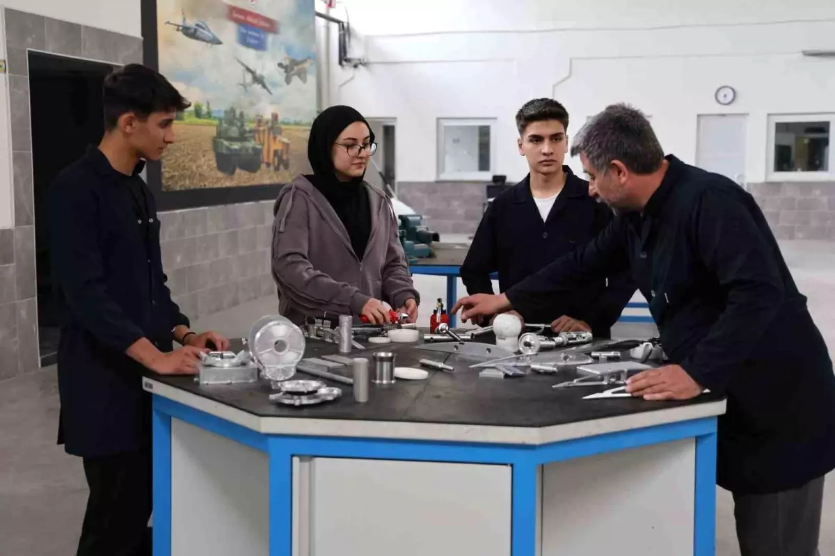 Başarılı Kız Öğrenci: Yapay Zeka Mühendisi Olacak