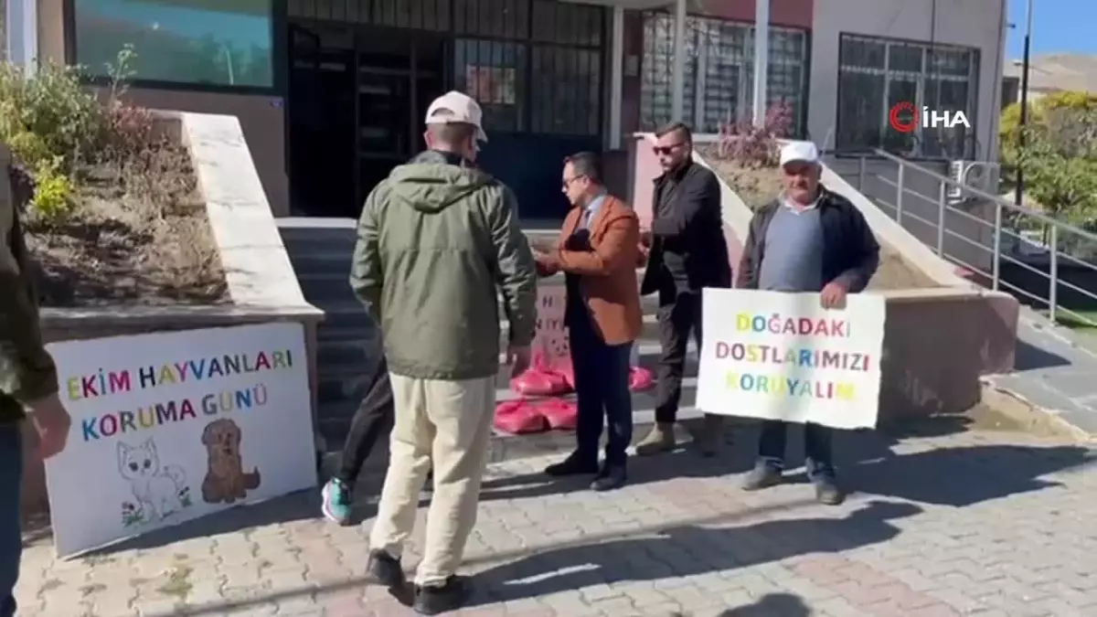 Muradiye’de Yaban Hayvanlarına Yem Bırakıldı