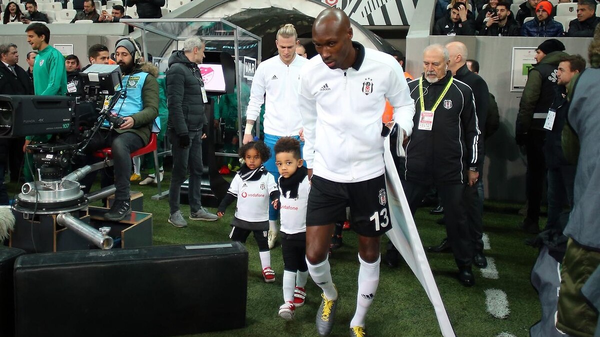 Beşiktaş, Atiba Hutchinson’ın oğluna lisans çıkardı