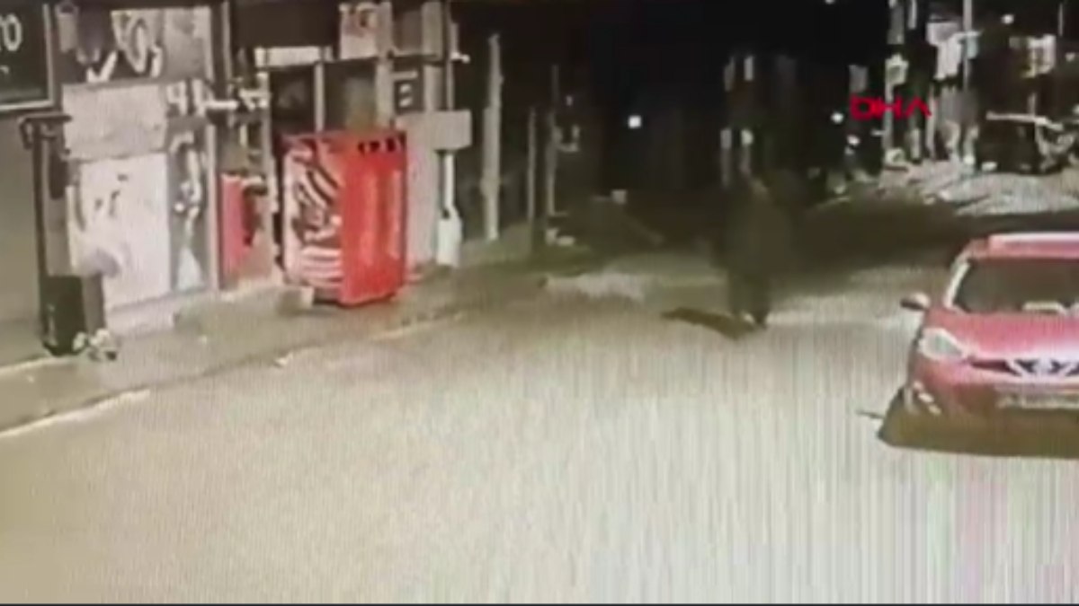 Erzurum’da yolda yürüyen gencin başına buz kütlesi düştü