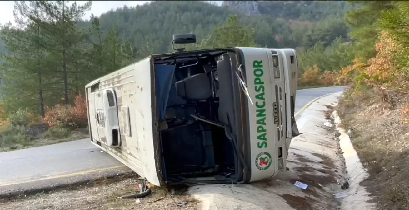 Pamukova’da Midibüs Devrildi: 10 Yaralı