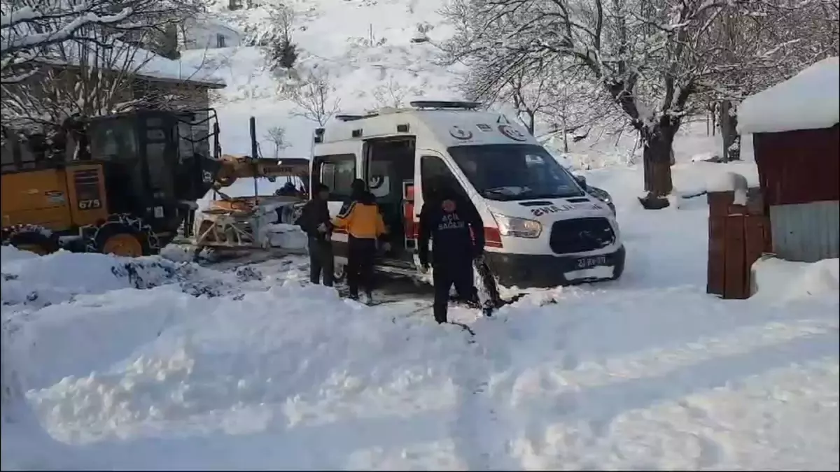 Elazığ’da Kapanan Köy Yolu Hastayı Kurtardı