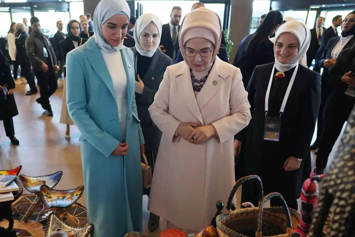 Emine Erdoğan, Suriye Cumhurbaşkanının eşi Latife El Durubi ile fuar alanını ziyaret etti
