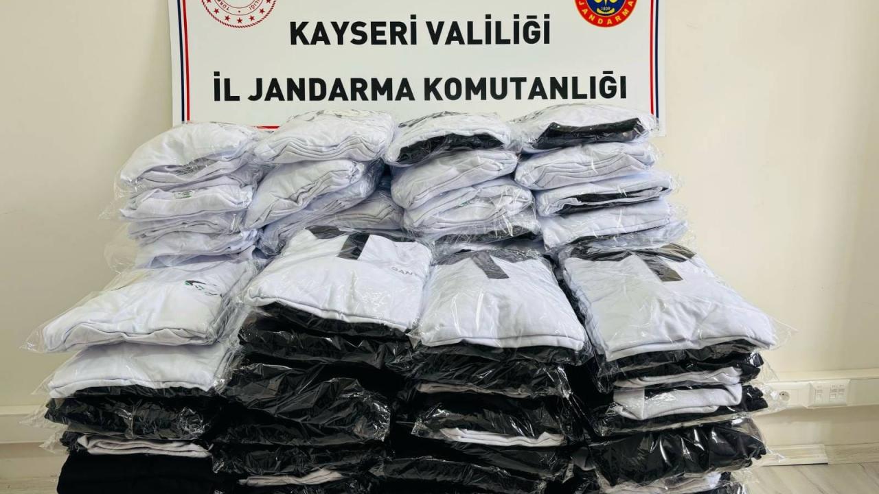 Kayseri’de 320 bin lira değerinde sahte tişört ele geçirildi