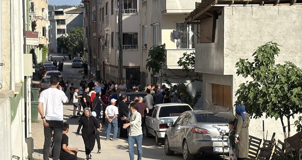 Komşular arasındaki kavgada kılıçlar çekildi, 1’i ağır 3 kişi yaralandı